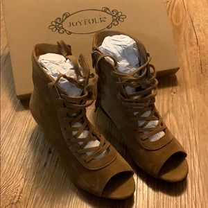 Brand New Joyfolie Girls Peep Toe Booties size 3